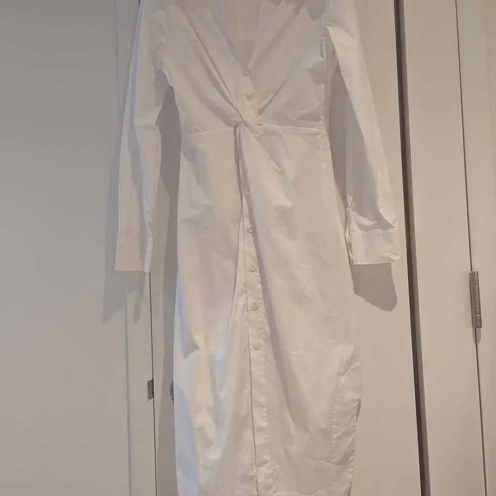 White STAUD long Clea Ruched Shirtdress - Picture 2 of 4